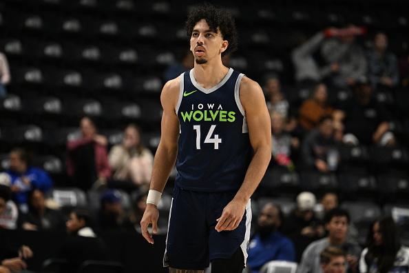 明尼苏达森林狼于周三宣布，与朱尔斯·伯纳德签下一份双向合同，为球队锋线增添新鲜血