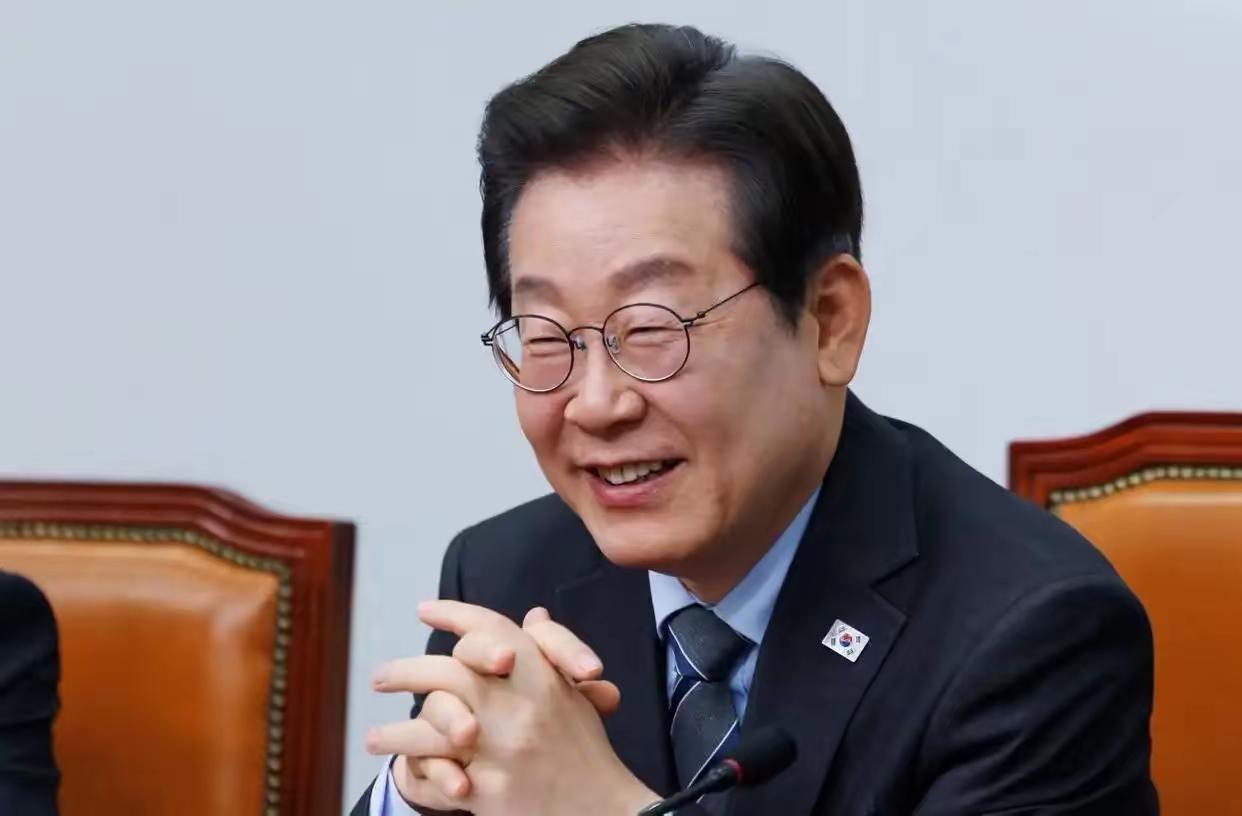 李在明被问到"台海冲突韩国是否介入"时，回答说："等外星人入侵地球时我再猜想。"