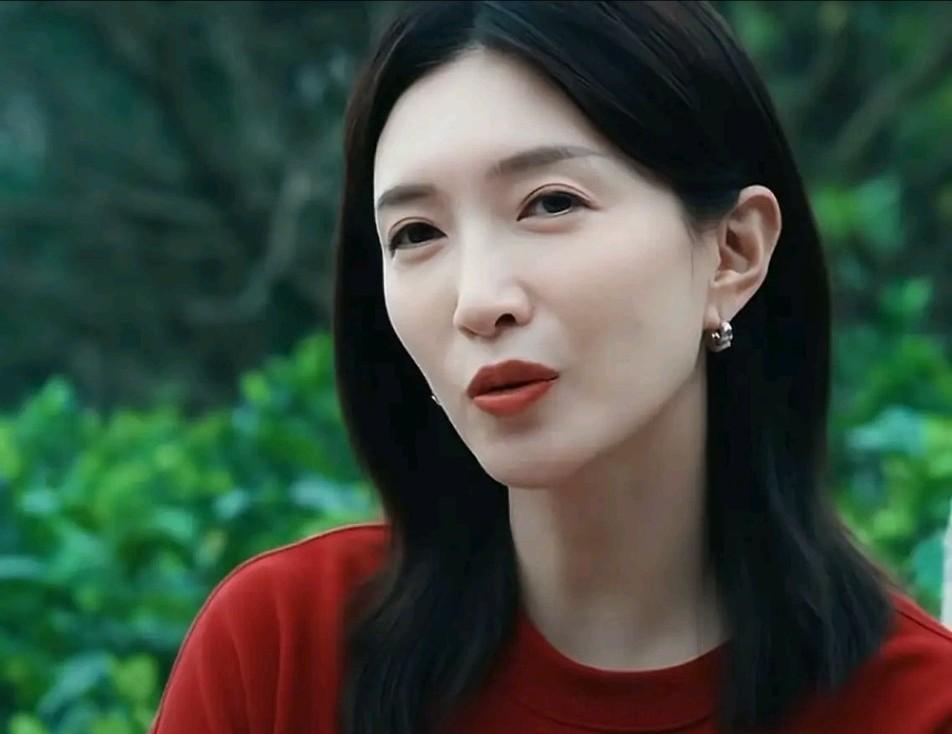 江疏影一点都不漂亮。长着一张刻薄的脸。眼神凌厉不柔和。说话还咬牙切齿的。
江疏影