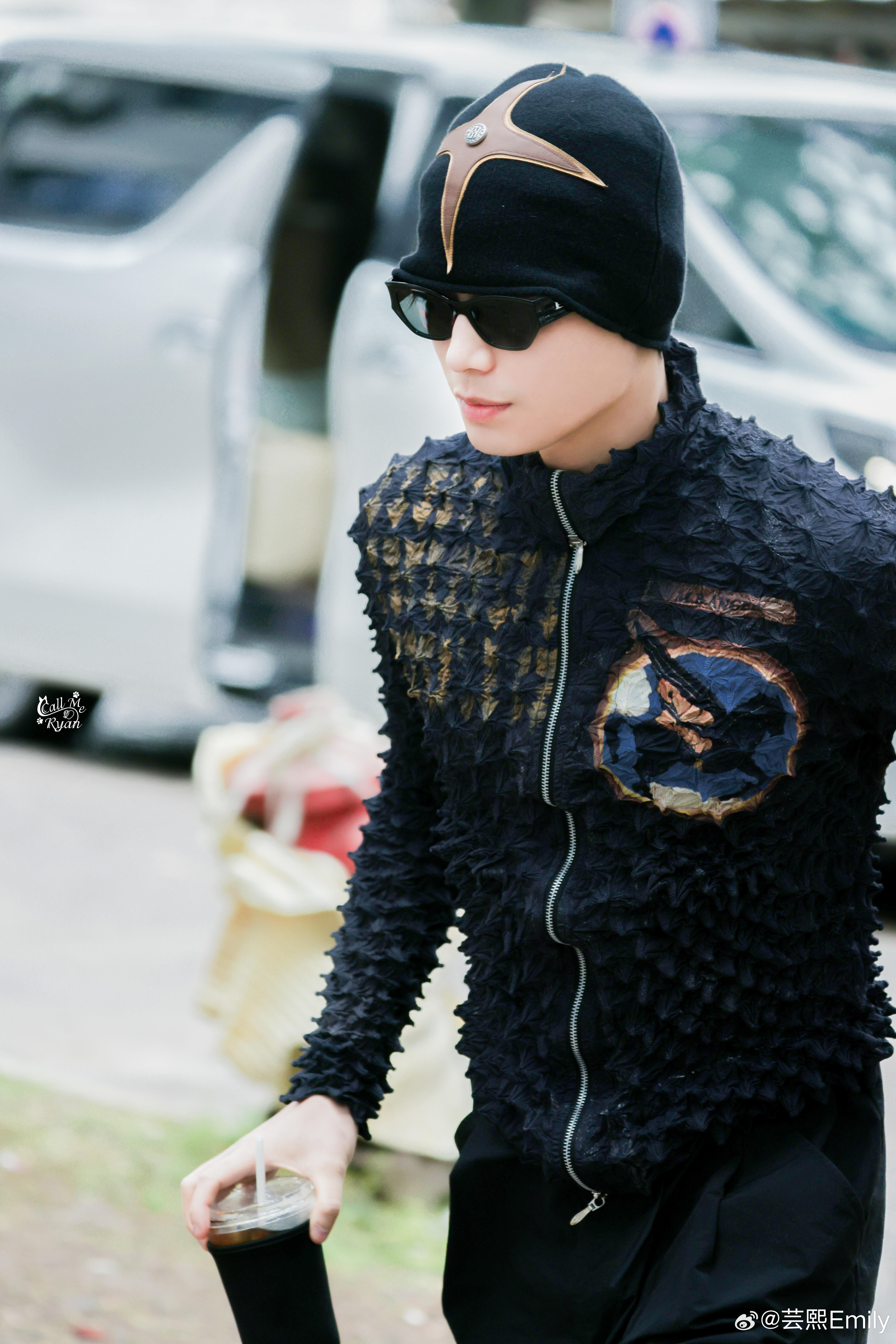 丁禹兮《司宫令》上班路透夸张又张扬的尖刺外套和冷帽，潮到风湿，不愧是沪上潮男。 