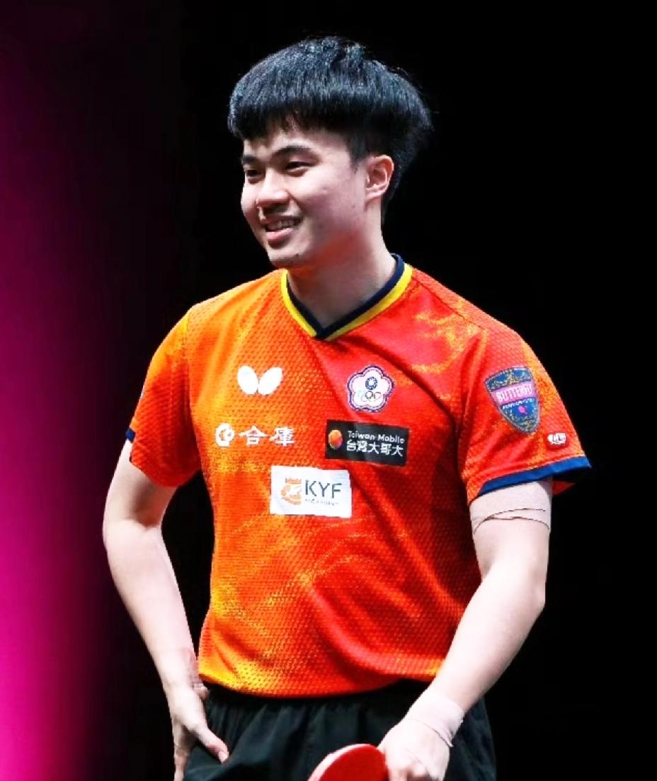 林诗栋输了虽然遗憾，
但是看到林昀儒4：3张本，
心情瞬间舒服了许多，
许台林一