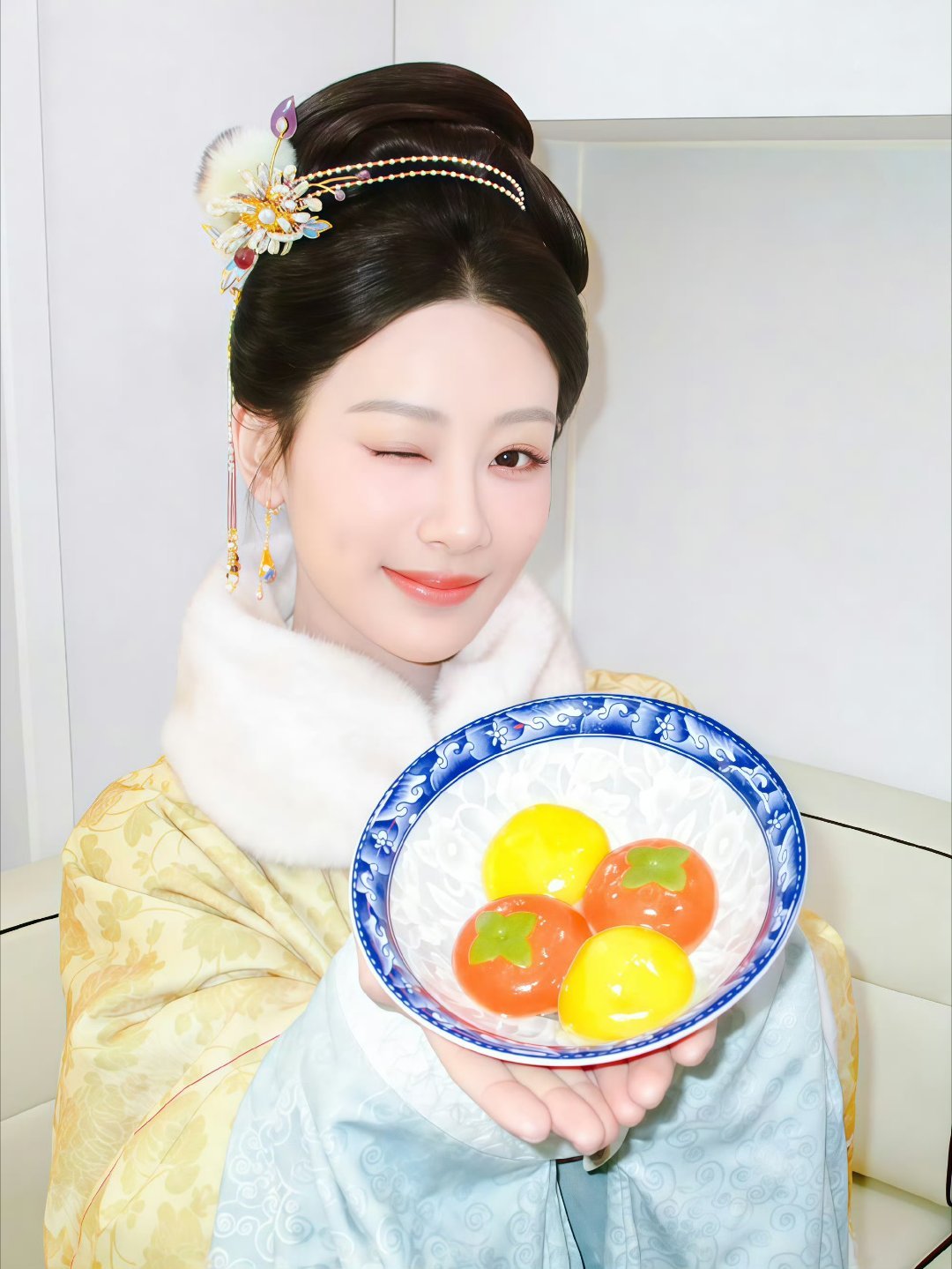 “不求所有的日子都泛着光 只愿你每一天都承载着平安喜乐”杨紫董竹君杨紫玉兰花开君