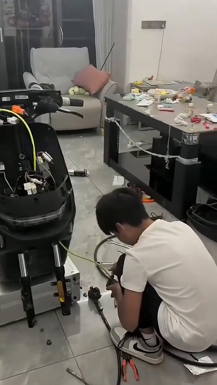 有没有谁家的小孩像我家的一样，好好的一个车非要把它这样拆，那样拆，拆来组装，这个