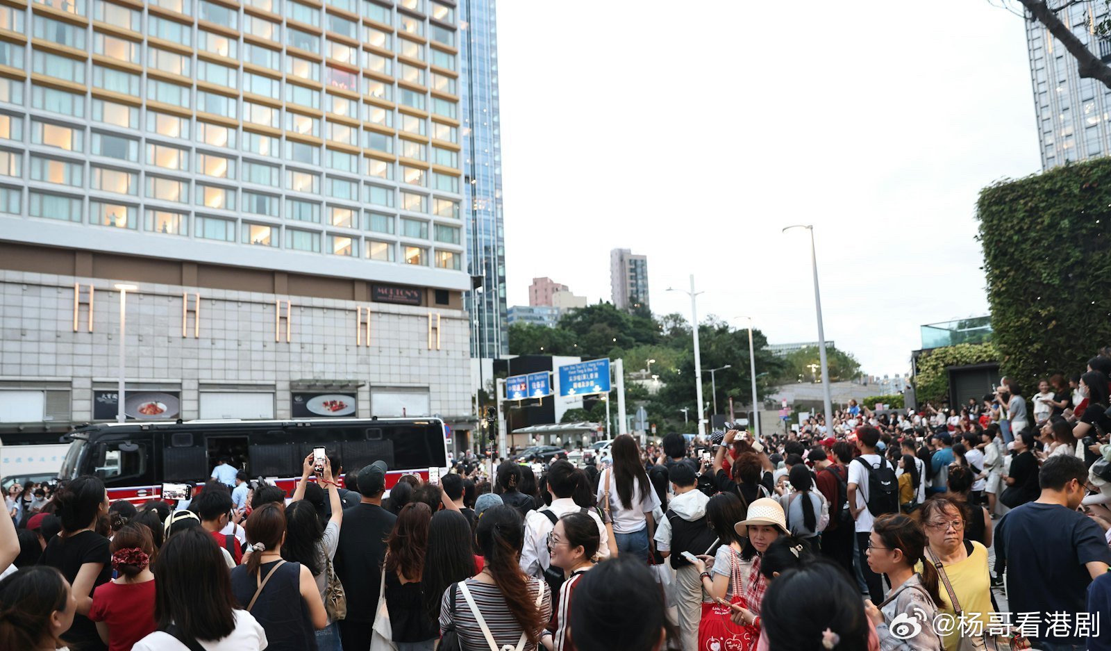 【娛樂新闻】肖戰七夕襲港品牌活動室內場因人流失控取消　通宵排隊粉絲落空痛批香港主