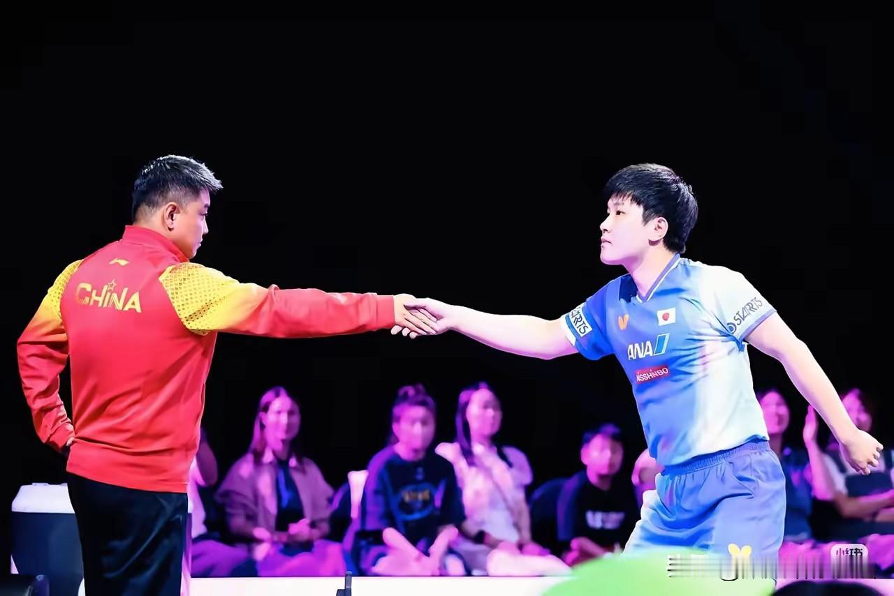 我对比了下：突然发现王皓确实不太喜欢张本智和。
大家看看，雨果也是从国乒手里拿了