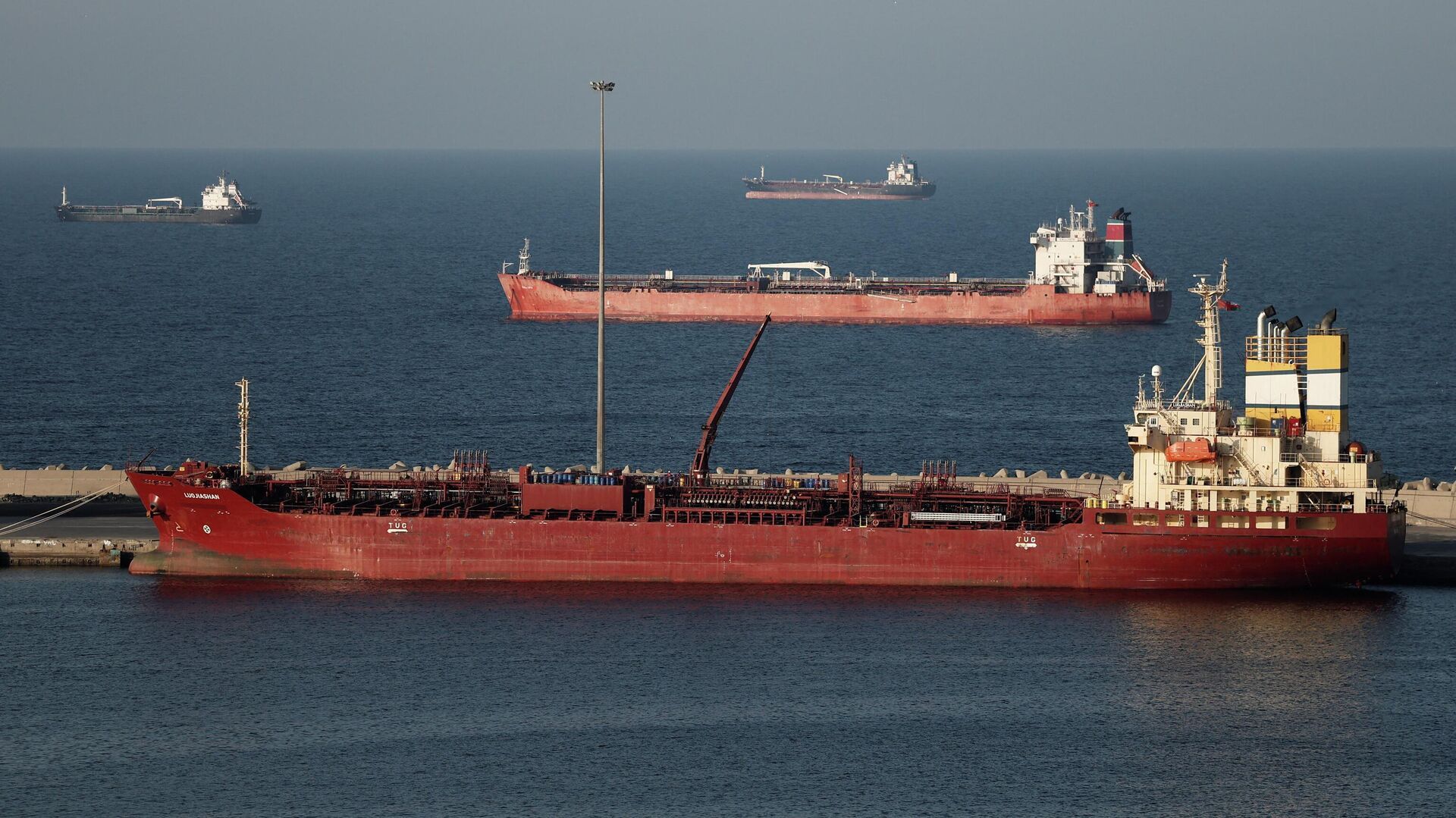 据参考消息报道，霍尔木兹海峡航运受阻正造成史上最大规模石油供应扰动。该海峡最窄处