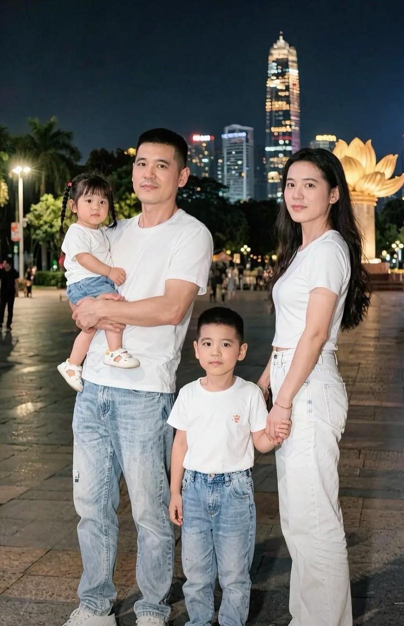 这个画面让多少70后的男女羡慕嫉妒恨，70后正赶上国家的计划生育期，体制内的一对