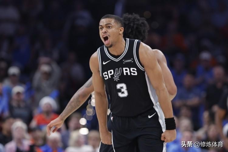 马刺队可以安排凯尔登和尚帕尼轮休了，就他们两个人没有缺席过！

1、凯尔登——目