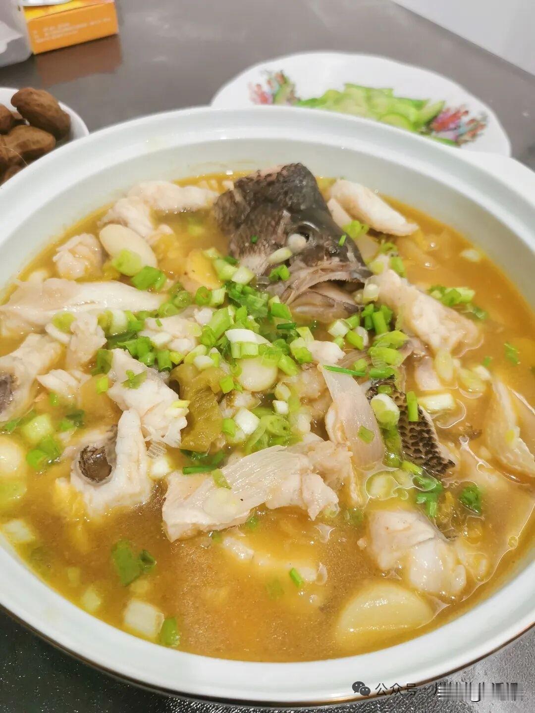 酸菜鱼的制作。
食材：
1.主料：

黑鱼/鲈鱼/草鱼

2.辅料：

娃娃菜、