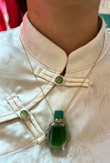 这个夏天带着这款帝王级的祖母绿很抢眼！很多女性脖子上都会带一些首饰，但是这款祖母