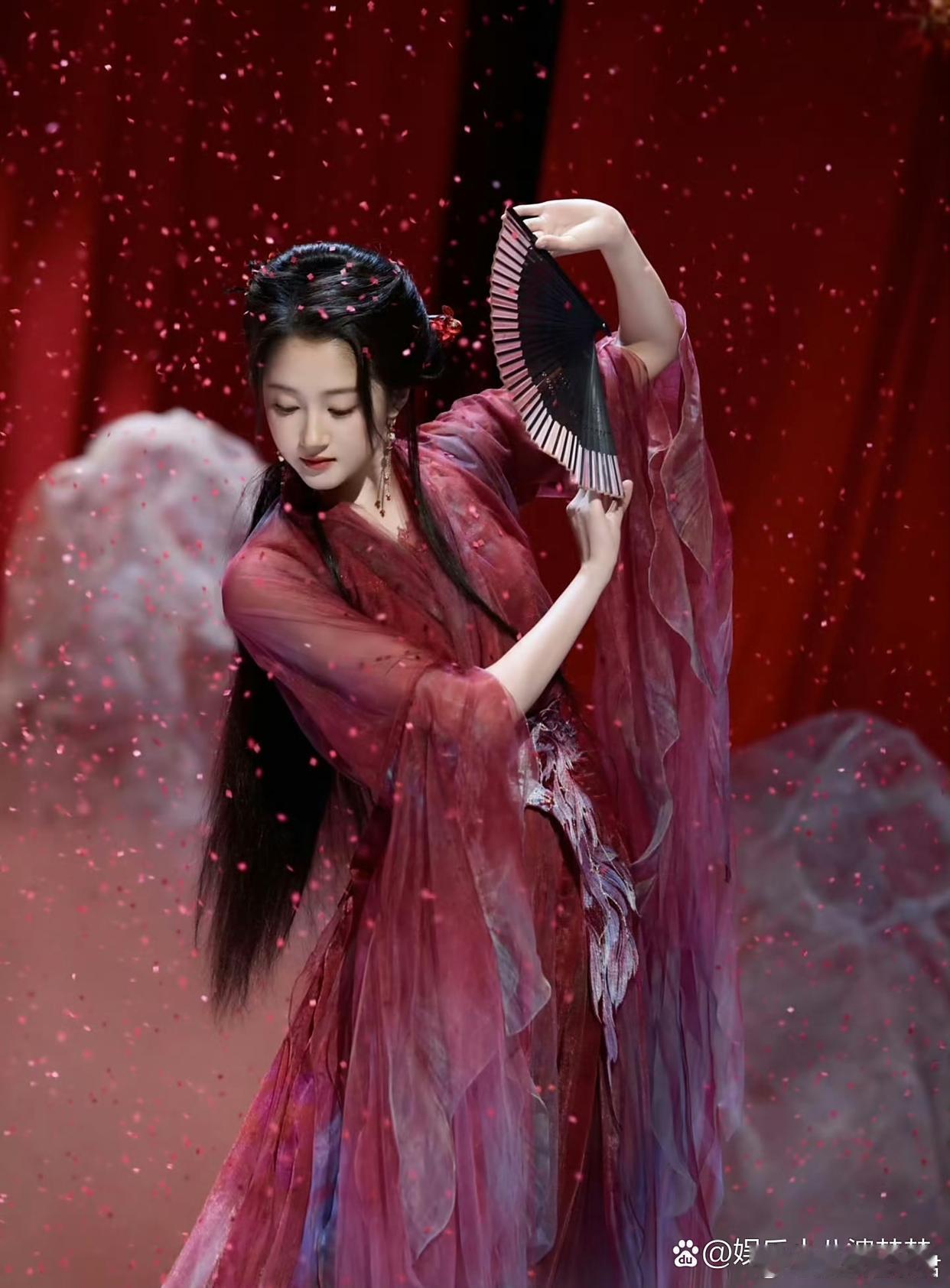 一袭红衣的关晓彤出席活动，那气质，那气场，瞬间成为全场焦点！让人忍不住感叹，这是