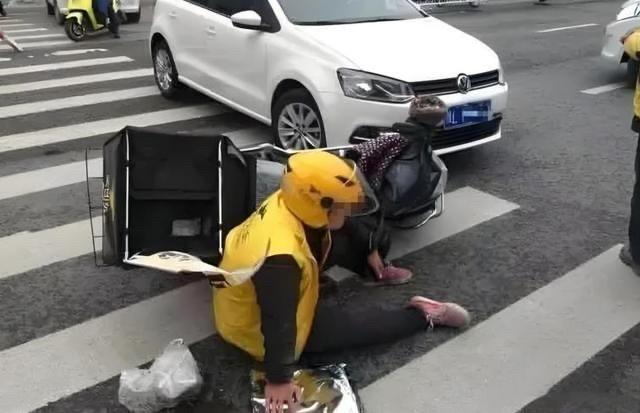 四川成都，一名外卖骑手在送餐途中遭遇车祸受伤，最终被鉴定为10级伤残。他以为自己