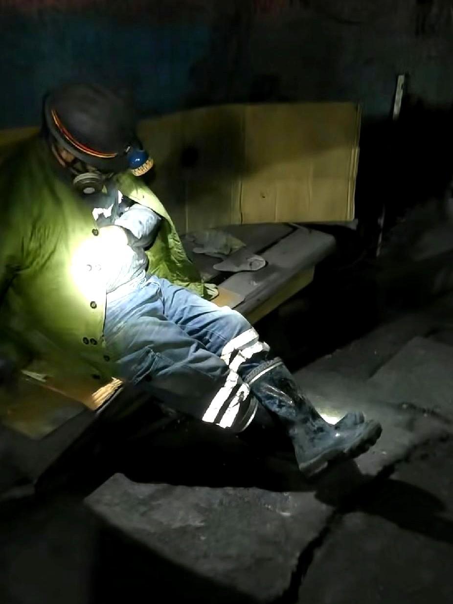 这两天矿工圈子里的一段吐槽视频火了,镜头对准了井下皮带巷,三百米的黑暗里呼啦啦的