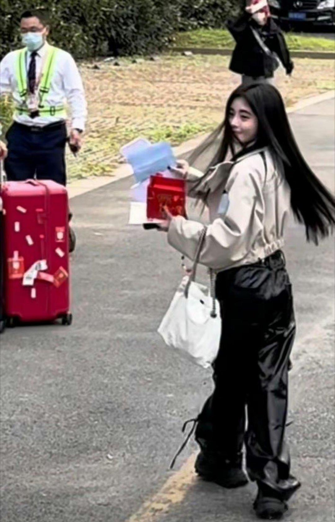 不得不承认鞠婧祎这发量真的是蛮在线的[求关注][求关注]之前有人黑她必须得涂发际