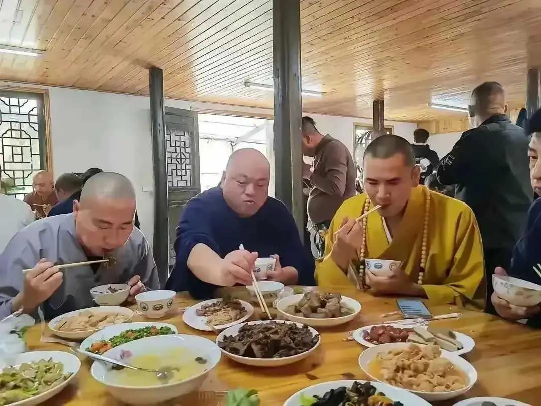 现在和尚能吃荤吗？网上有一张照片，照片里像是几位出家人正在用餐，他们的体型并不瘦