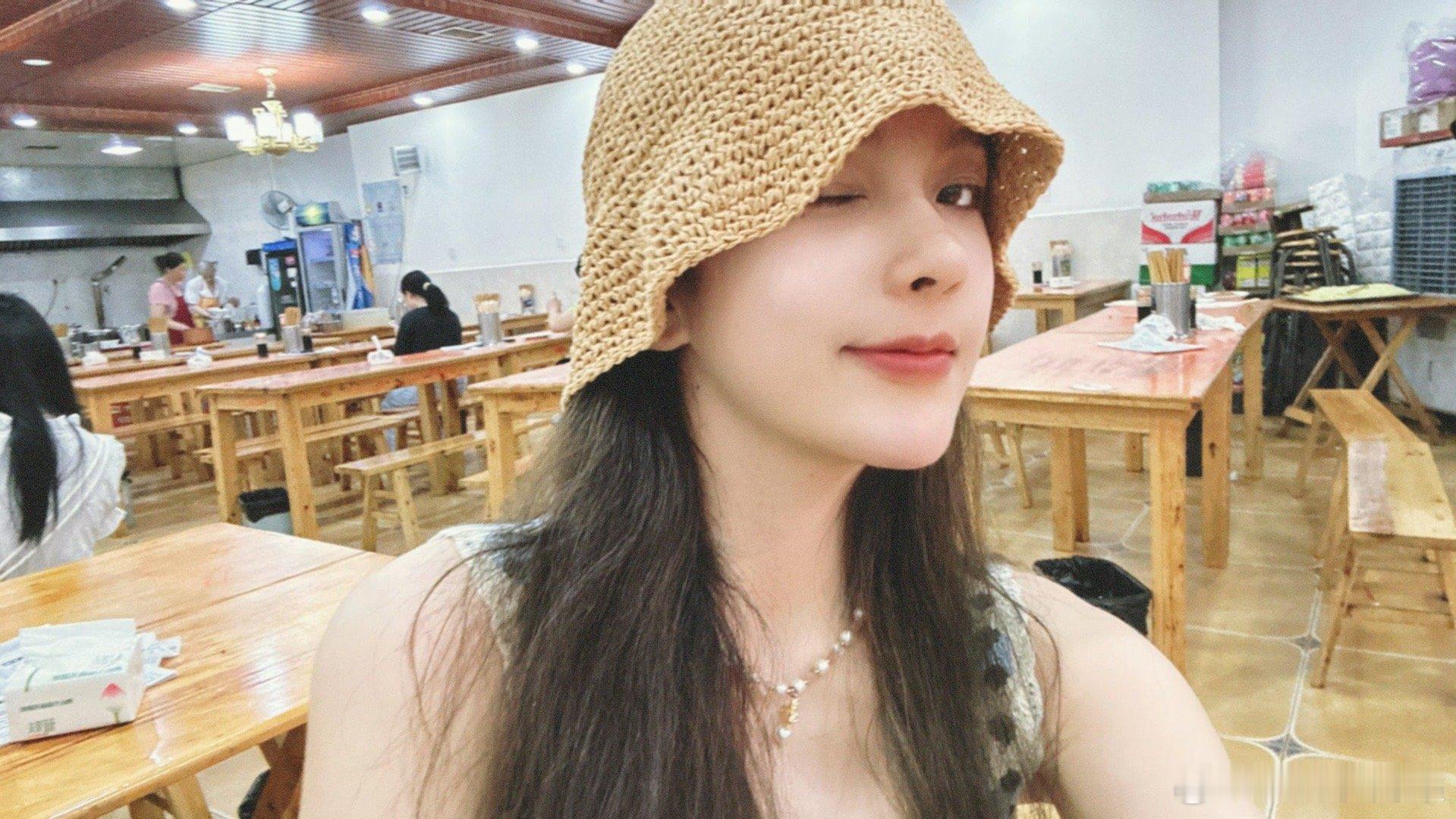 难怪大家都艾希，坏女人都这么美的嘛[舔屏][舔屏]素颜好顶！LPL解说Rita分