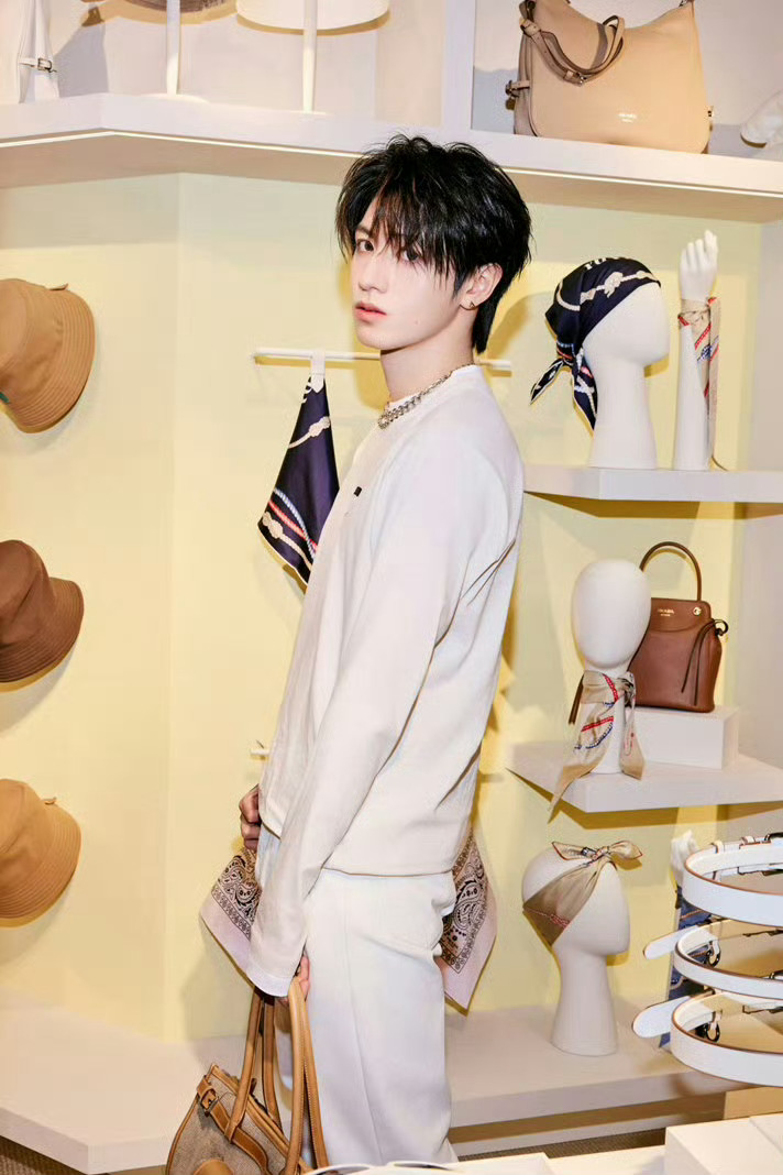 朱志鑫｜Prada White Sun限时快闪店官图朱志鑫穿Prada 太适合了