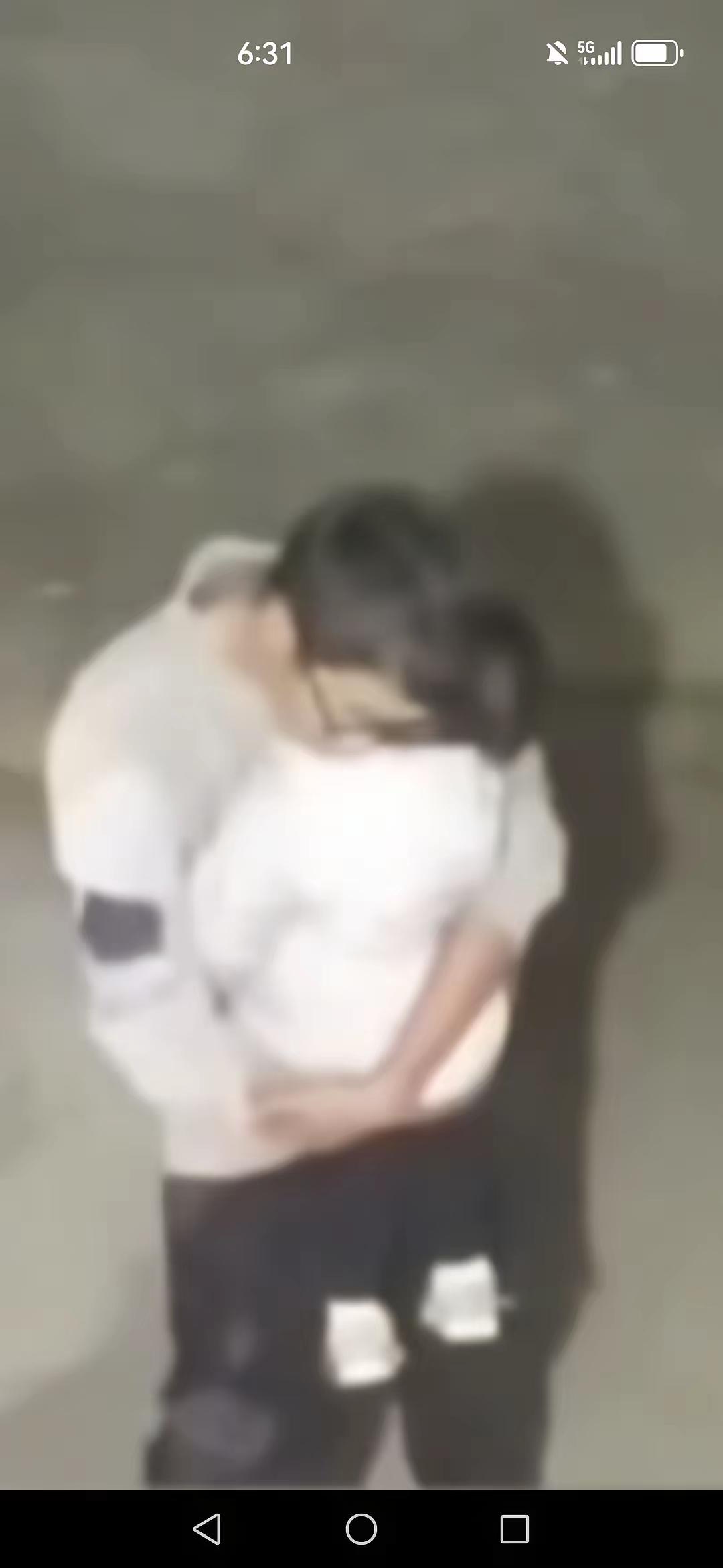 心痛！抱一次少一次。宝宝因心脏病没有抢救过来，爸爸将宝宝抱在怀里不愿撒手，爸爸哭
