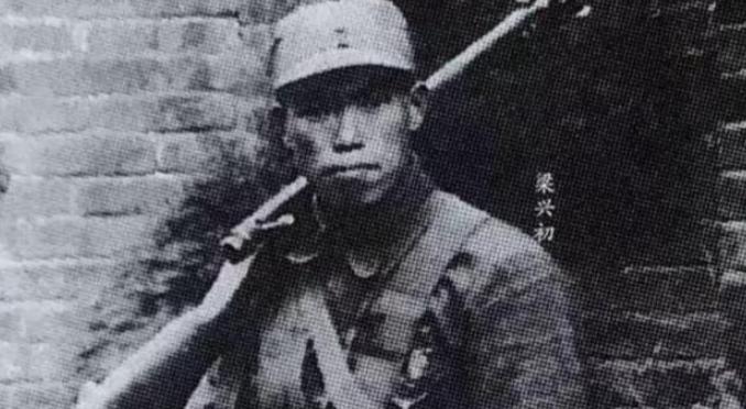 1939年，梁兴初被政委下令逮捕，还遭到了酷刑折磨，罗荣桓怒道：“梁兴初能有什么