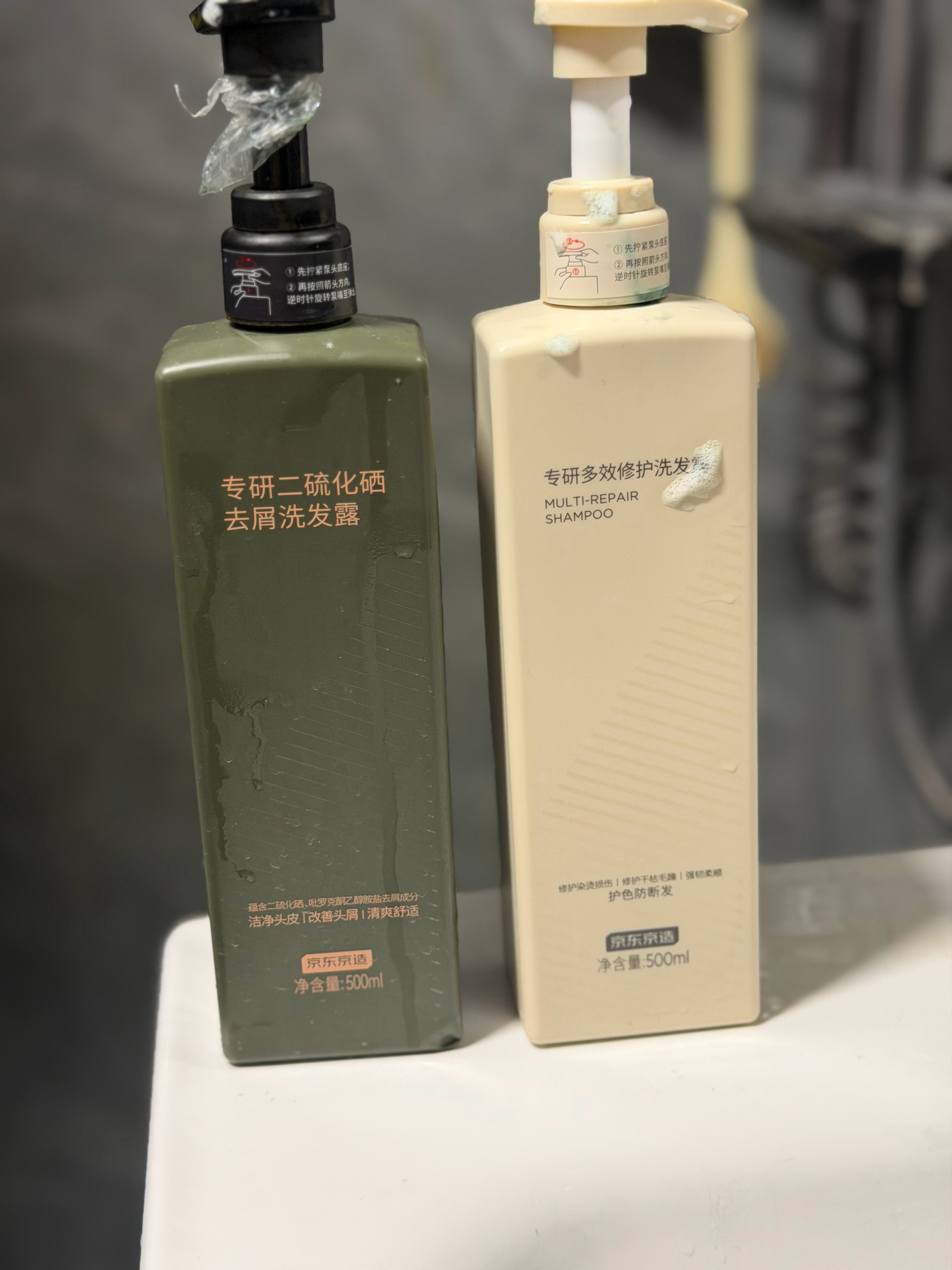 左边二硫化剂我3天一次，白色修护洗发水是3天二次。京东京造的这个洗发水是真的控制