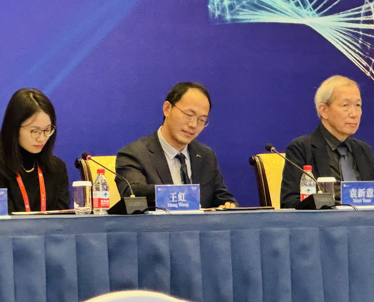 华人数学界迎来历史时刻，王虹、邓煜双双摘得菲尔兹