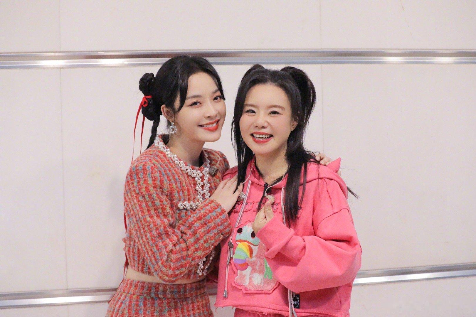 #龚琳娜晒与李莎旻子合照#、#龚琳娜回复李莎旻子#龚琳娜晒与李莎旻子合照，龚琳娜