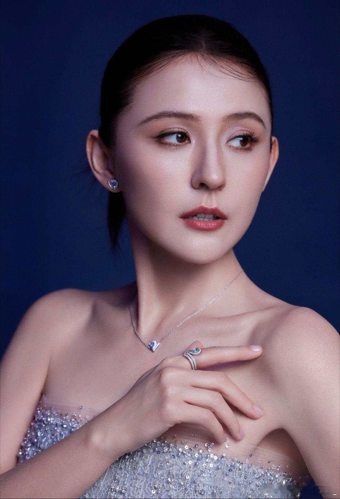 惠英红贾静雯俞飞鸿 一路繁花爱奇艺这次真的太会选人了，三位姐姐聚在一起旅行又温柔