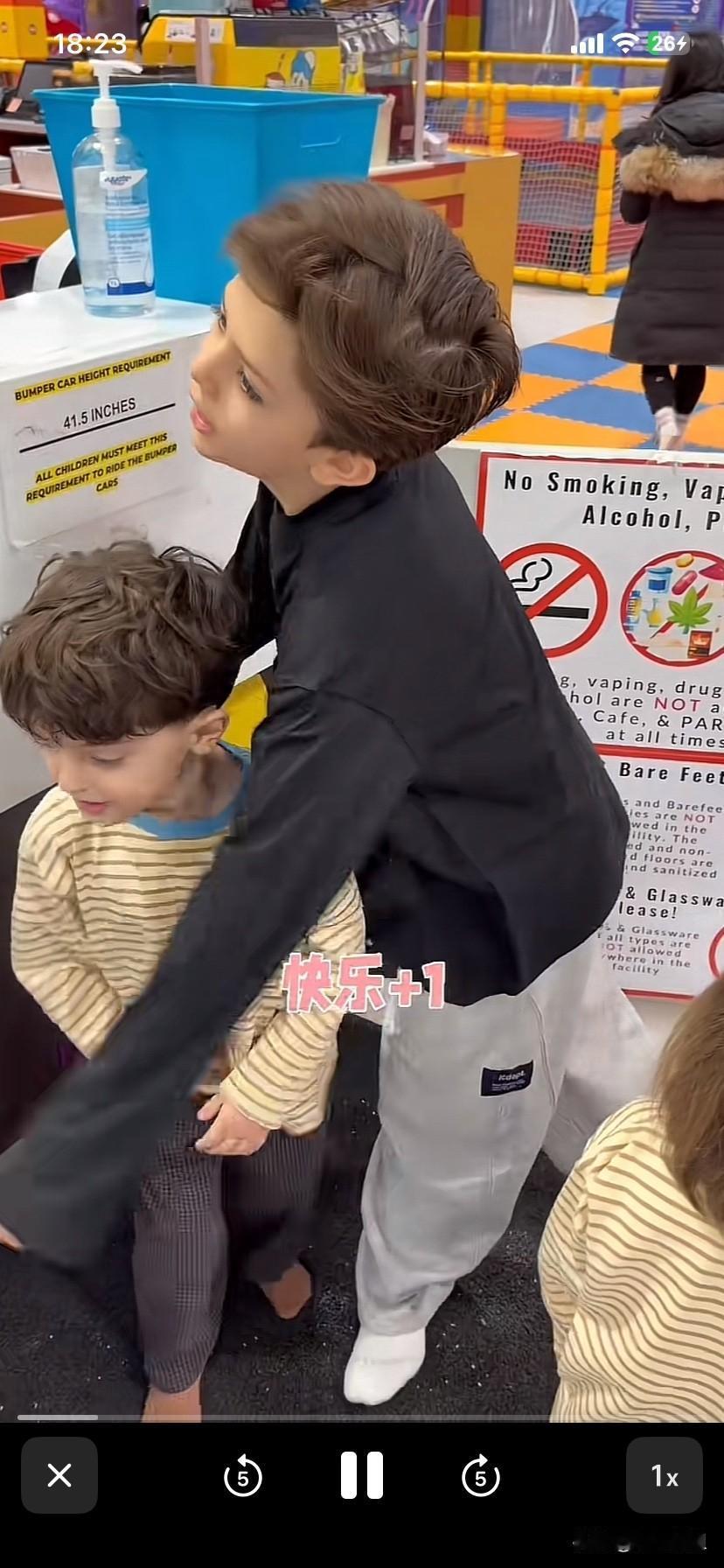 罗伊文长的太帅了！
这几天罗兰多带着小宝和弟弟妹妹的孩子去游乐场玩！
小宝玩的特