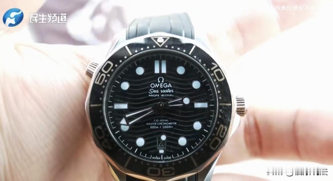 河南郑州，男子花36500元买了一块二手名牌手表，过两天，店家才把保卡寄给男子，