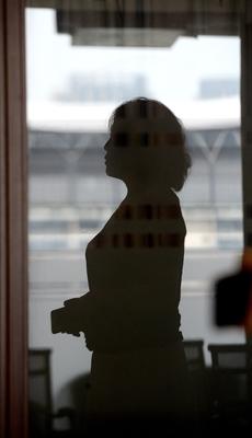 刘强东携妻章泽天出席APEC峰会，现场抓拍引发热议，究竟是恩爱模范还是婚姻冷战？