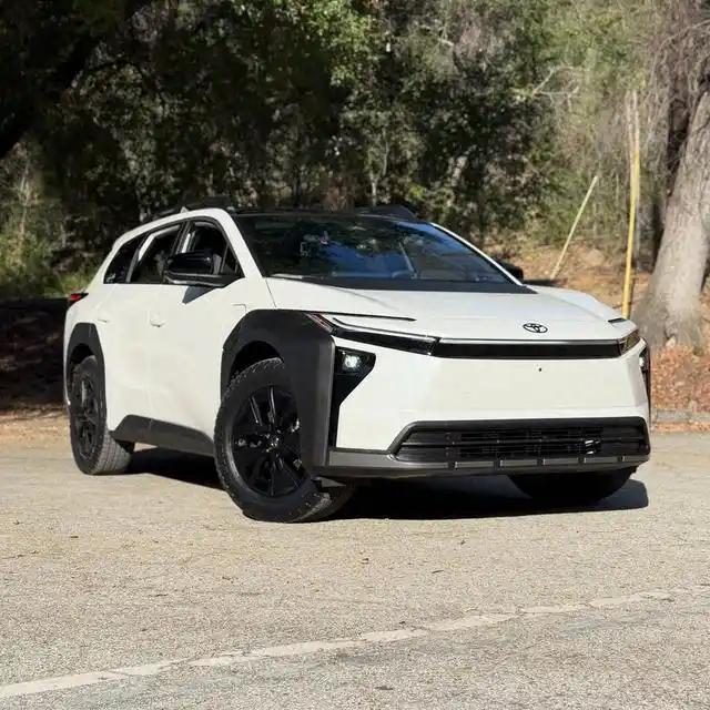 日前，全新丰田bZ Woodland版实车正式亮相。相比普通版车型，新车不仅采用