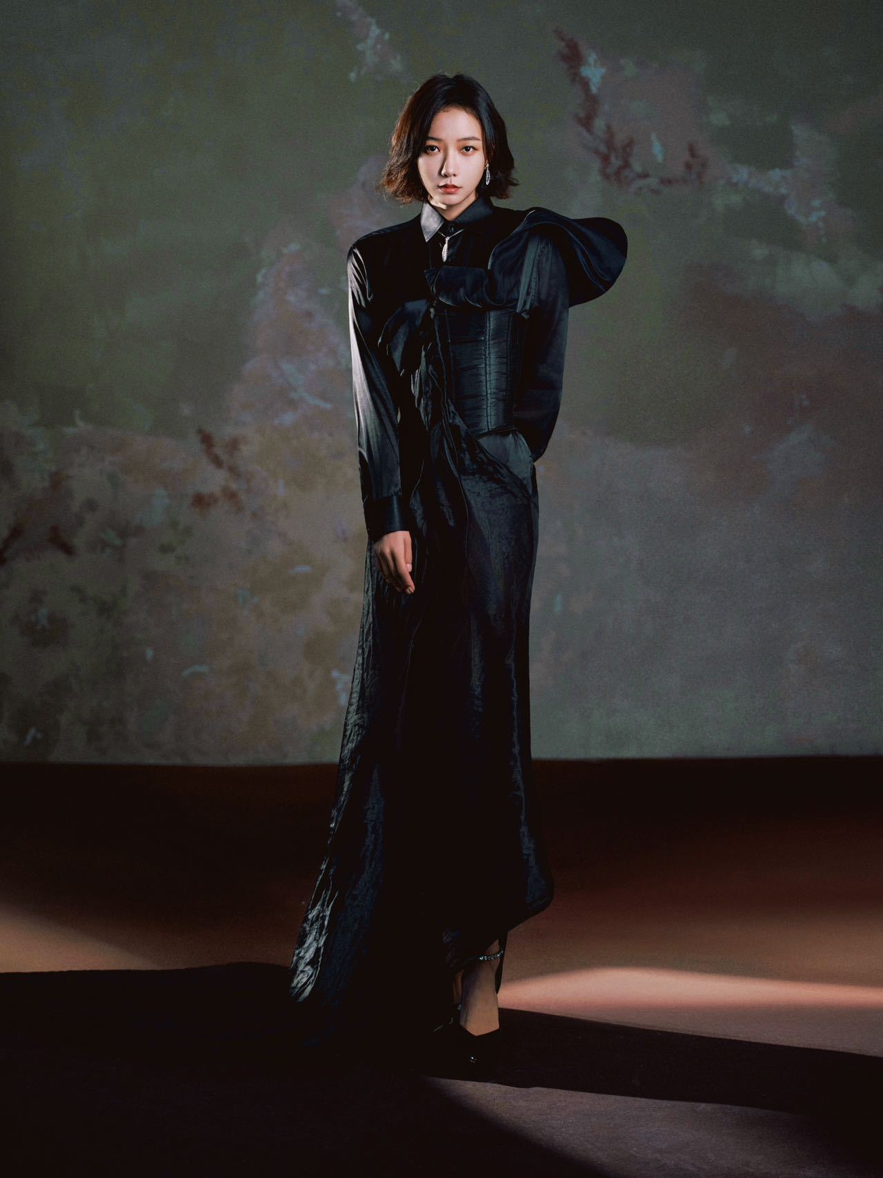 王珞丹金鸡闭幕式黑裙造型，露肤度为0的高级感，优雅是姐姐本身，纯黑太有气场了！ 