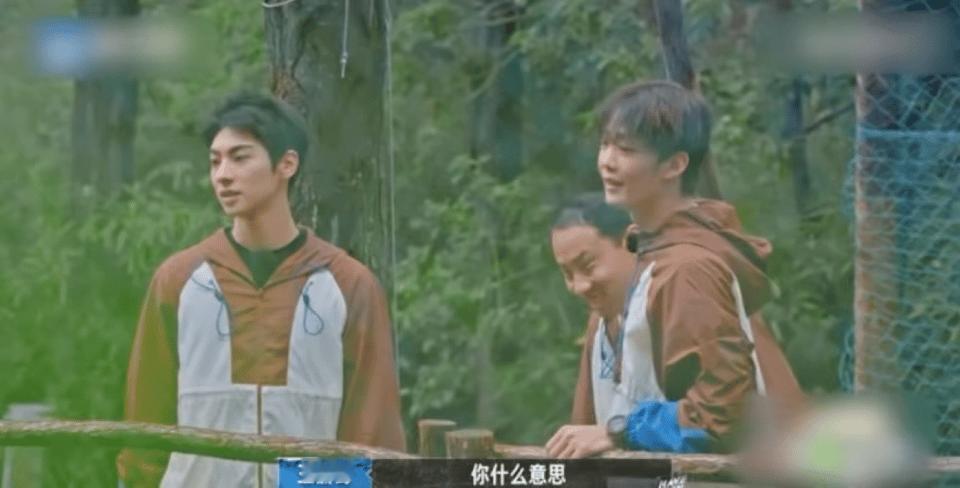 王赫野在《嗨放派》里这暴脾气可真是藏不住！鸭子一直盯着他们，他直接就火了，差点一