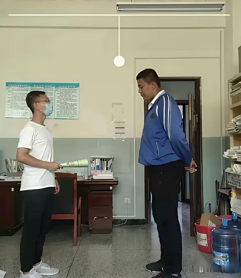 不穿校服
还以为右边是老师
