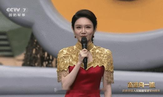 龙洋八一晚会八一快乐奋进向一流家国山河尽在言语之间，龙洋主持总台八一晚会，氛围感