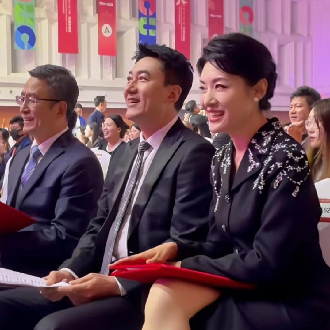 原来这些明星进入娱乐圈之前都是老师！他们曾手握粉笔站在三尺讲台，将知识传递给学生