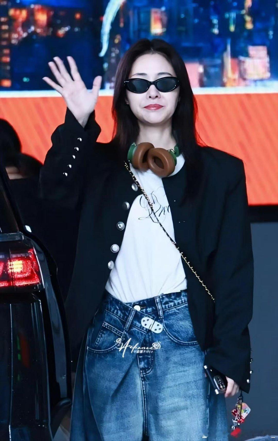 我们小碧就这么乖乖的站在听 小晨曦 说话🥹张碧晨不管考得怎么样全家都爱你张碧晨