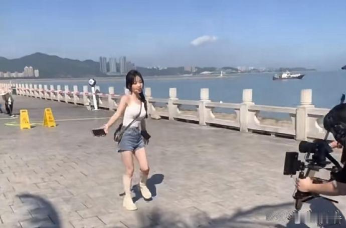 冯提莫胸长大了，她没有进入娱乐圈，真的是有点浪费美女，虽然她现在挣的可能比当女明