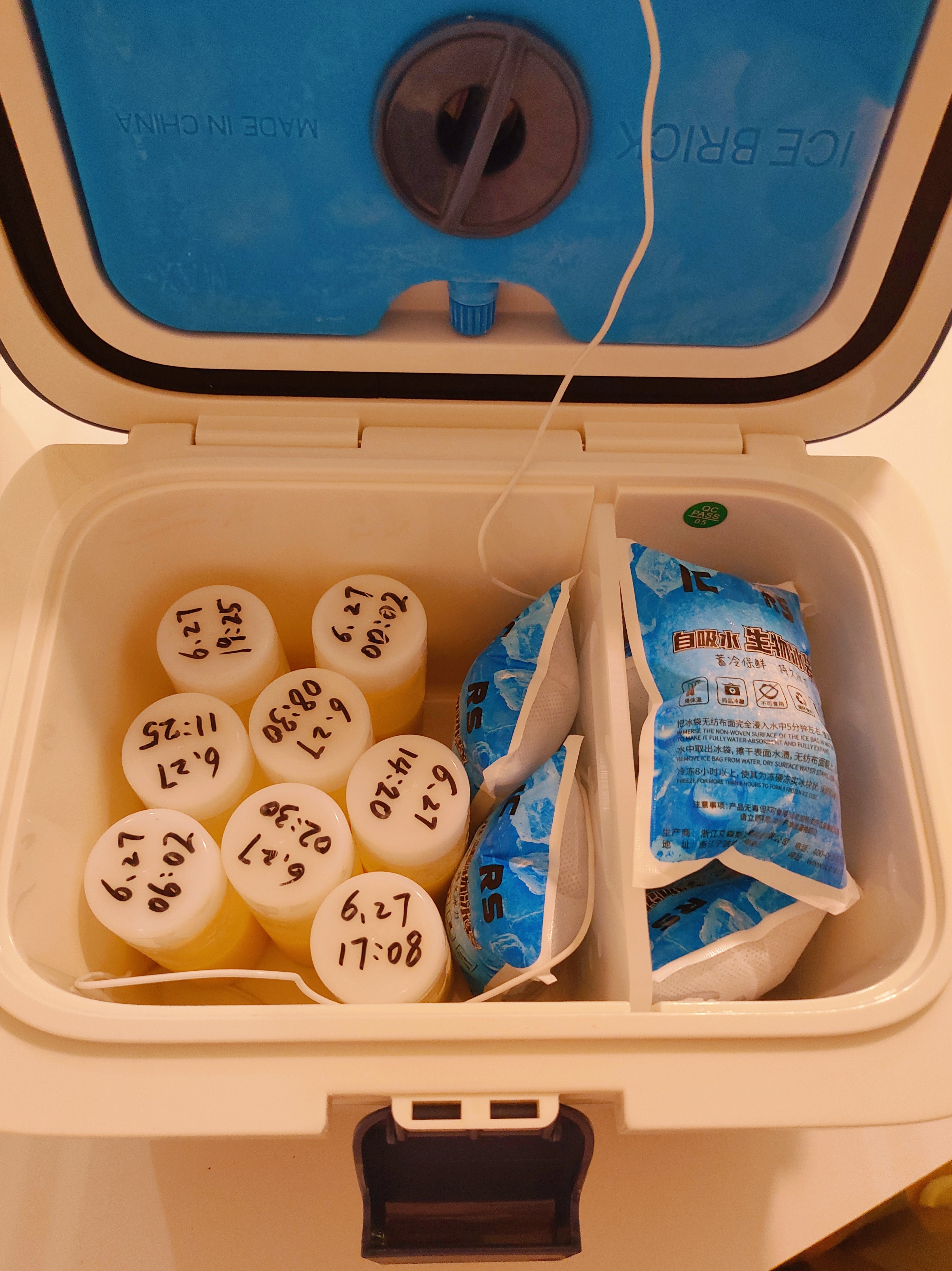 嘿嘿;-) 给小宝宝送饭！才知道原来母乳是不必过安检机的～由于铃兰留院照光，我先