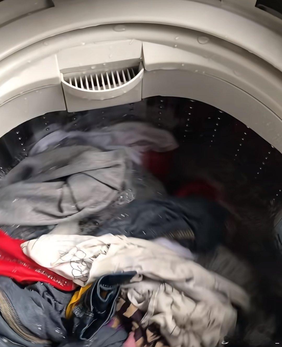 被罩和衣服一起洗belike以为混洗能节约时间，结果被罩和衣服一起洗直接踩坑。厚