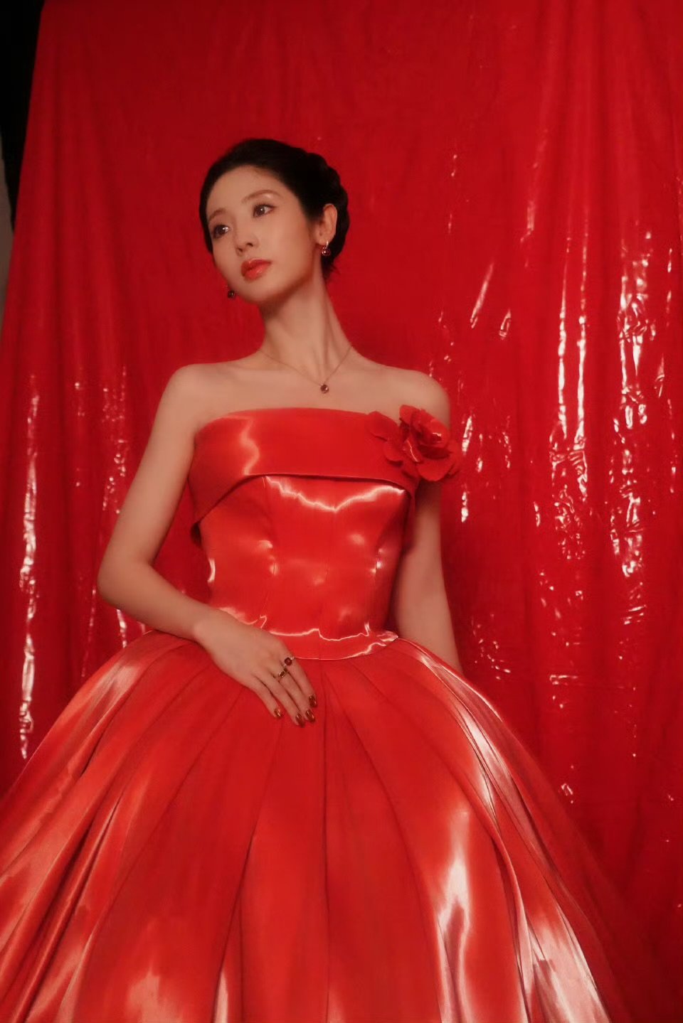 邢菲红裙邢菲流光抹胸红裙，芜湖就很惊艳啊，一整个斯哈斯哈，状态超好的！ 邢菲流光