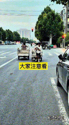 我看了好几遍这段视频，真是笑的人直不起腰。路口等红灯嘞，拄着拐的大哥瞅见地上扔个