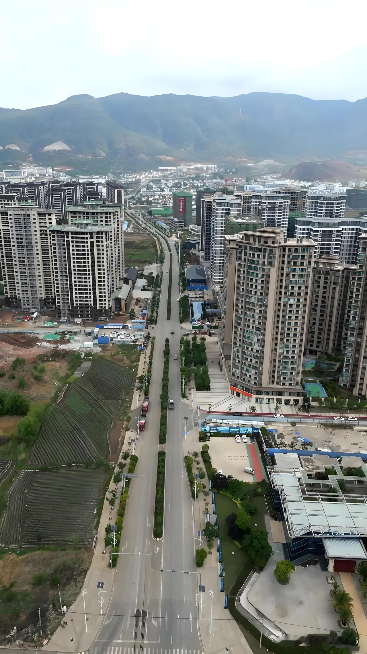 你知道云南哪个城市住着更舒服吗?
我感觉云南最舒服的城市是丽江
1、气候
丽江海
