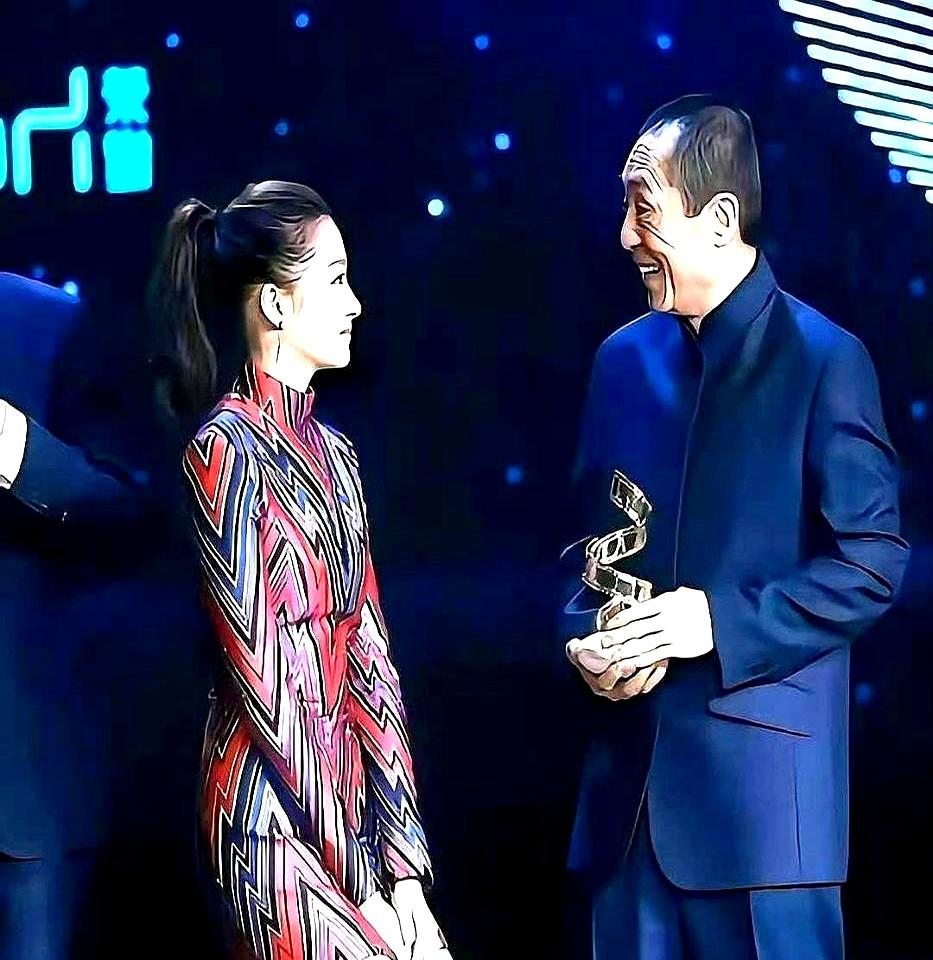 网传巩俐赤脚抱张艺谋？查无实据。
1987年《红高粱》片场，巩俐攥着红高粱穗子