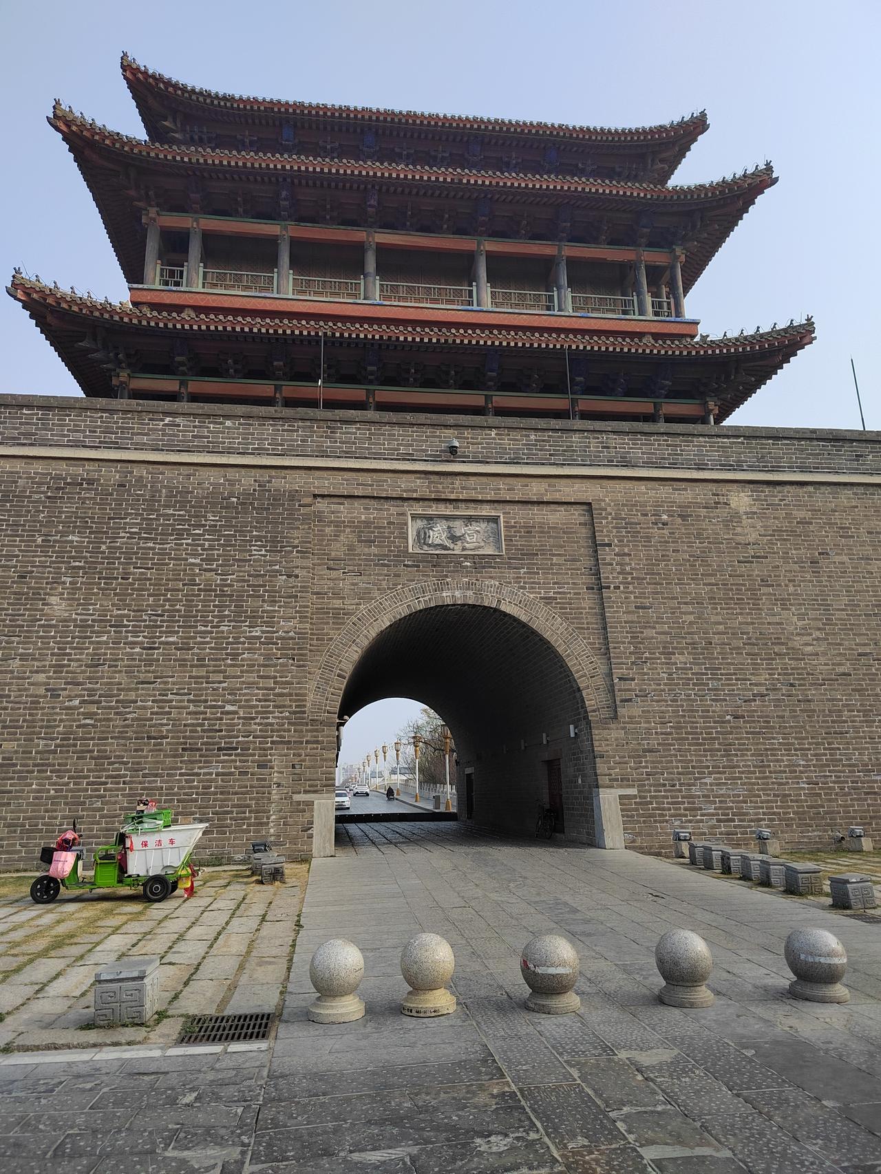 《穿越》

旅游就图个时空穿越
今天，我在聊城穿越
东昌古城见证
我灵魂的飞翔