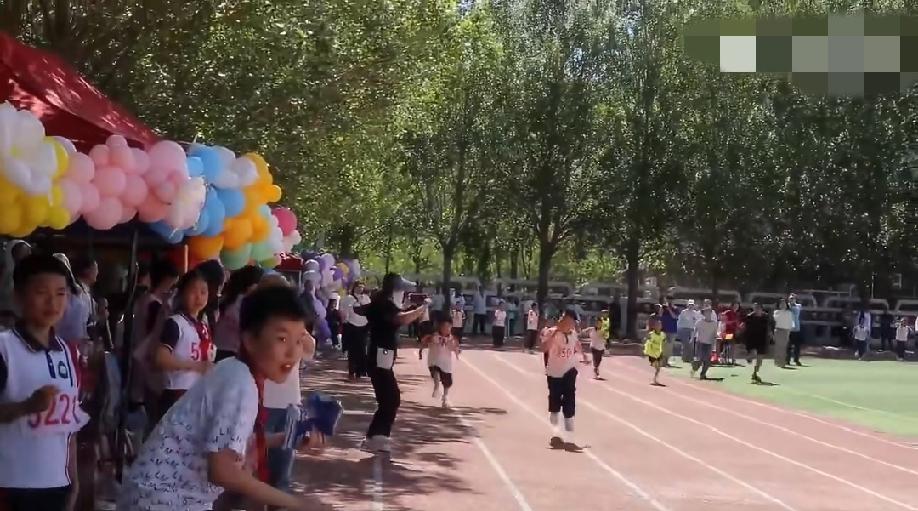 一小学运动会上，女子为了记录自家孩子参加比赛，竟然跑上跑道跟拍，挡住了其他参赛孩