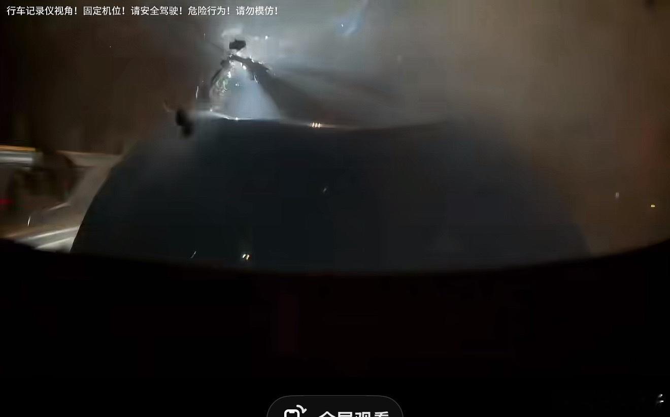 看到网上一段视频，前面一辆大货车被右边车逼过来，SU7前机盖突然翻了起来掀翻了前