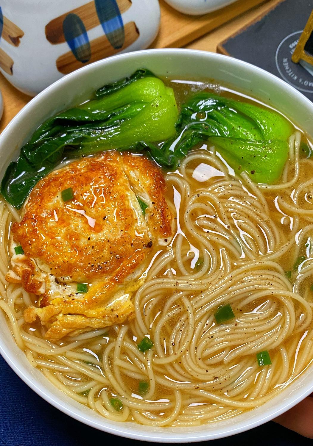 水开下面，卧个荷包蛋，撒点葱花青菜，调点盐和香油，几分钟就搞定。嗦一口热面，喝一