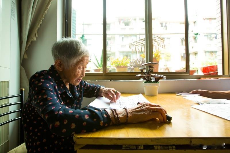 张大爷临终前，把唯一的房子留给了邻居——那个每天帮他倒垃圾、陪他晒太阳的老太太，