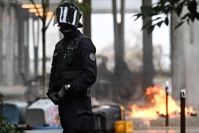 法国爆发抗议运动

9 月 10 日，抗议者在法国巴黎、图卢兹和南特等地举行示威